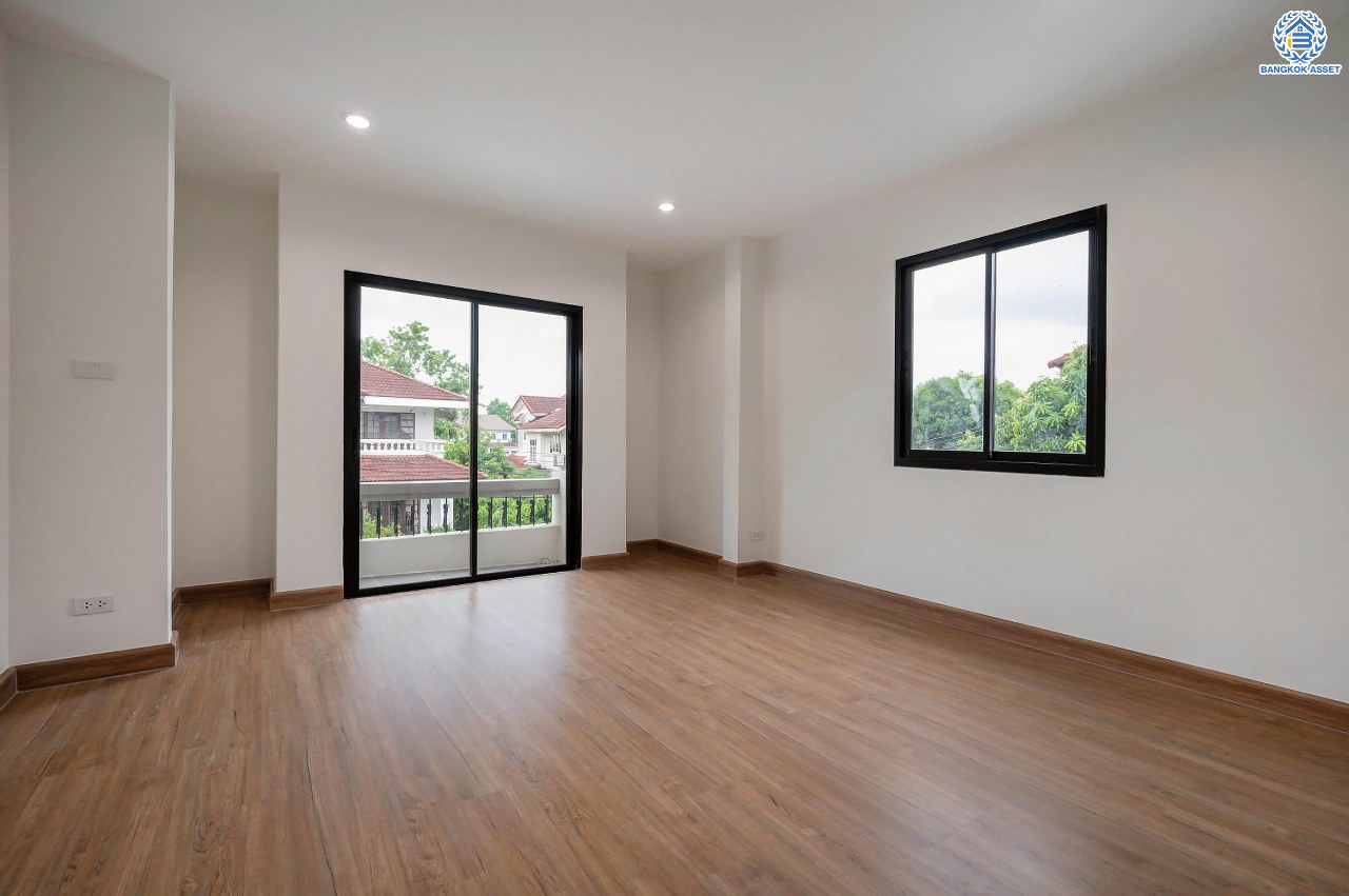 บ้านมือสองตกแต่งใหม่ คุณภาพแบรนด์ LH โครงการ ชลลดา บางบัวทอง เนื้อที่ 83 ตร.ว. ตกแต่งหรูหรา ฟังก์ชันจัดเต็ม 5 ห้องนอน 3 ห้องน้ำ จอดรถได้ 2 คัน พร้อม Facilities ครบ! บนทำเลคุณภาพ เชื่อมต่อได้หลายเส้นทาง ใกล้เซ็นทรัลเวสต์เกต และรถไฟฟ้า "สถานีบางพลู"